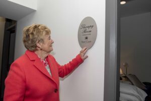 FREE PIC - NO REPRO FEE - Nov 10, 2021
A reception was held at Cork ARC Cancer Support House on Sarsfields Road, Wilton where a plaque was unveiled by the family of Emer Casey at the official opening of a new therapy room sponsored by the Emer Casey Foundation.
Emer's mum Juliette Casey unveiling the plaque in memory of Emer.
Pic: Brian Lougheed